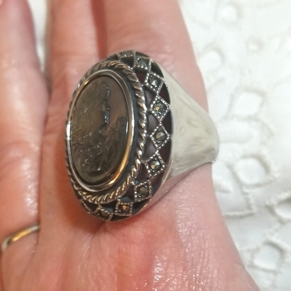 𝅺VTG Mother of Pearl Marcasite Statement Ring - Picture 2 of 7